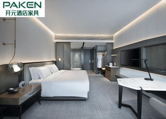 غرفة نوم فندقية فاخرة E1 درجة خشب رقائقي مصبوغ قشرة أثاث من الرخام الطبيعي أعلى منضدة أجنحة كبيرة